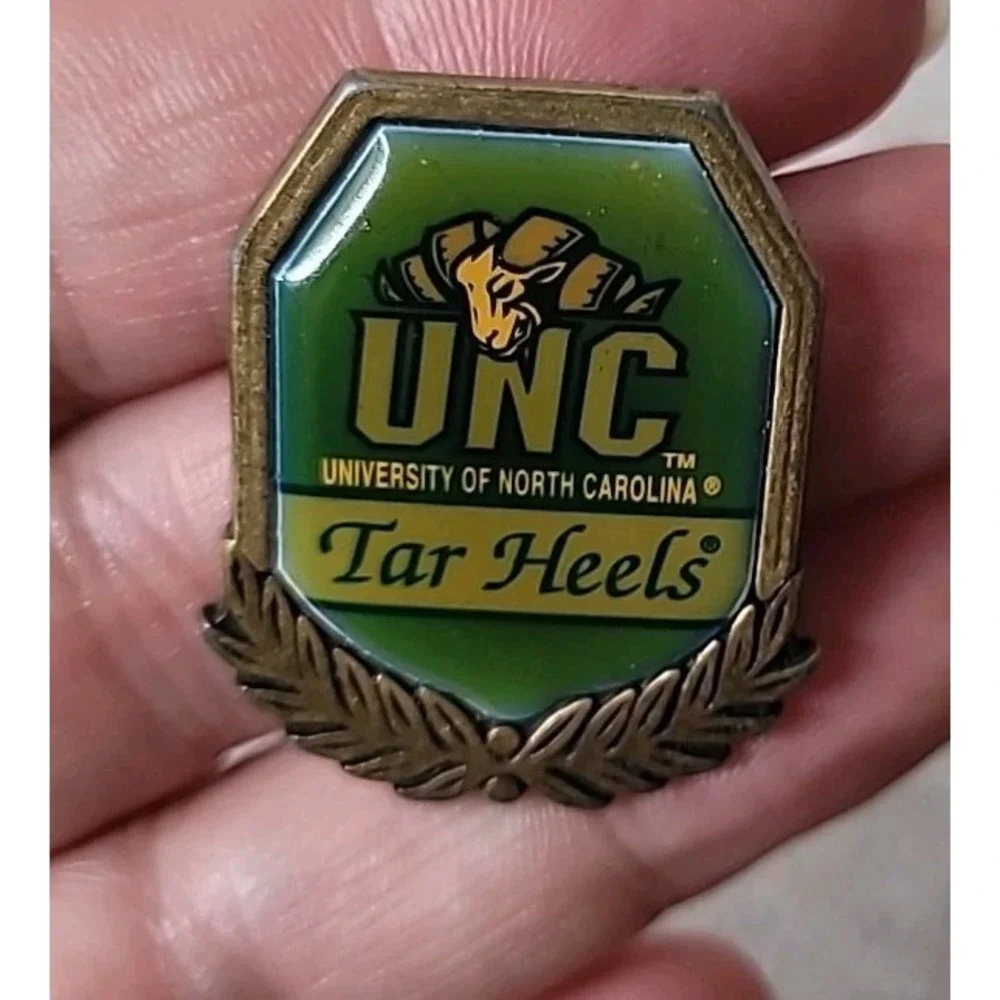 Univ of North Carolina Tar Heels‎ VTG Pins Laces Key Chain Memorabilia WinCraft